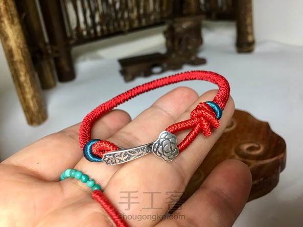 做了一个自己不太满意的金刚结
不想重新编自己带吧！
谢谢美女的教程💐 第7张