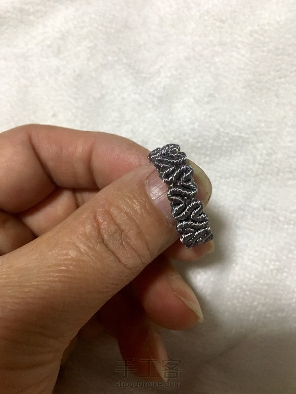 没事编出来一枚戒指
只带回这一款颜色绳
攻破明天就可以做更精致款
好期待~~
结合两个教程完成就发两遍😋
谢谢美女教程 第3张