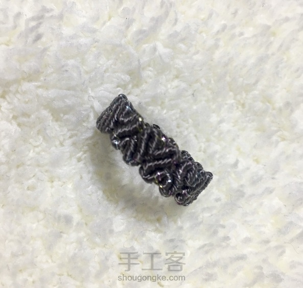 没事编出来一枚戒指
只带回这一款颜色绳
攻破明天就可以做更精致款
好期待~~
结合两个教程完成就发两遍😋
谢谢美女教程 第5张