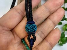 记录下2米4根，3根对折绕线（留孔）3cm，加一根线编8股，足够长度后两根线过孔折回取其中一根线绕线固定。菠萝扣72号线25cm两根绕线22cm
谢谢美女教程