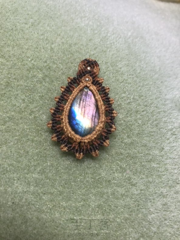 手边暂时木有那么多珠子。所以改动了一些。还是很漂亮的。谢谢教程！下次做了加珠原版的再来交一次作业😹