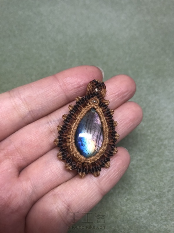 手边暂时木有那么多珠子。所以改动了一些。还是很漂亮的。谢谢教程！下次做了加珠原版的再来交一次作业😹 第2张