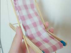 只有两根雪糕棒😂拿牙签和小棍代替😝没有热熔胶拿502代替😂我开始以为做不了，最后竟然做出来了，那个娃娃也是我做的🌚