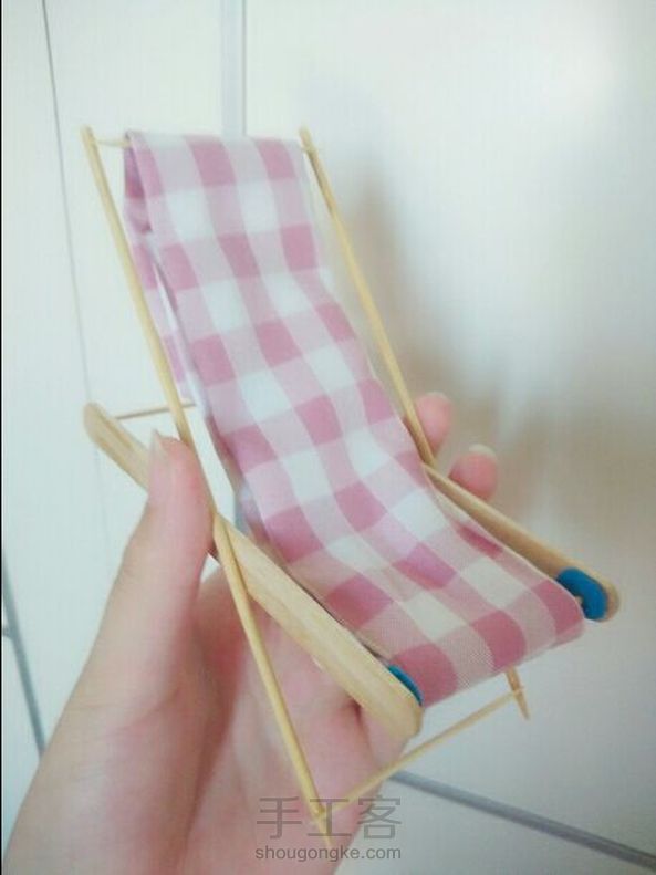 只有两根雪糕棒😂拿牙签和小棍代替😝没有热熔胶拿502代替😂我开始以为做不了，最后竟然做出来了，那个娃娃也是我做的🌚