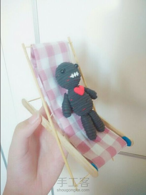 只有两根雪糕棒😂拿牙签和小棍代替😝没有热熔胶拿502代替😂我开始以为做不了，最后竟然做出来了，那个娃娃也是我做的🌚 第1张