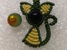 用了玉线和12的珠子,变成大耳朵猫咪了