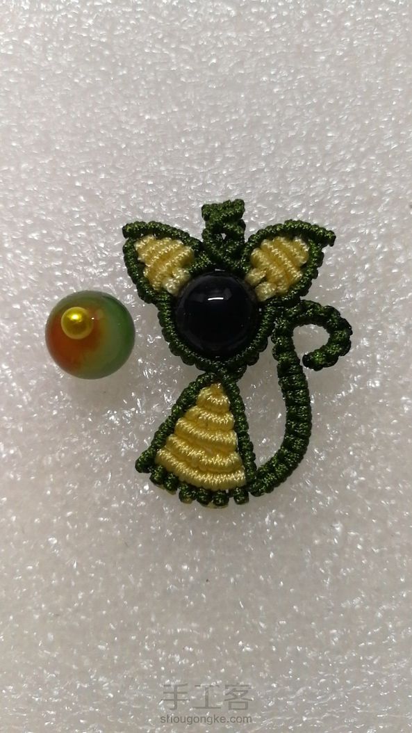 用了玉线和12的珠子，变成大耳朵猫咪了