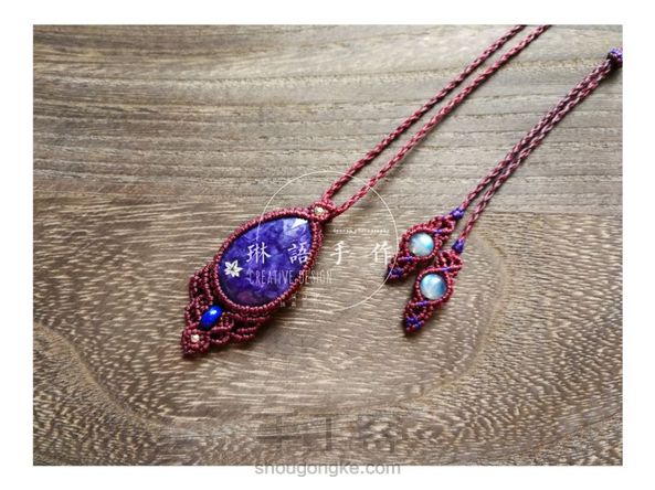 继续包石头😝这款看起来简单，实际上是我拆了无数回重做，才有这个成品。找不到合适搭配的尾扣做搭配，就对照着外网原图做了一个，也是经历多次推倒重来，做出来了的那一刻很有成就感☺️
谢谢大沈的教程分享💕