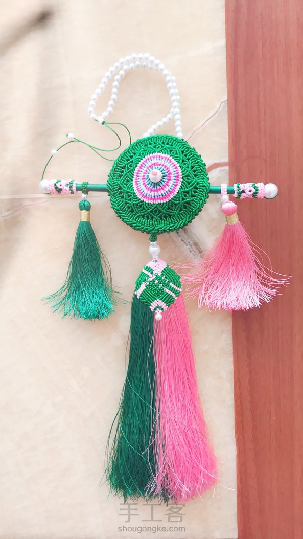 谢谢牧歌老师 这个作品是我爱上编织的源泉 颜色我自己调换了这个流苏我老是处理不好
