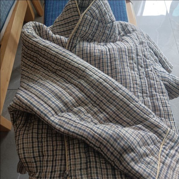 旧睡袍下岗也要发挥余热呀，先用一只袖子做成隔热手套吧！