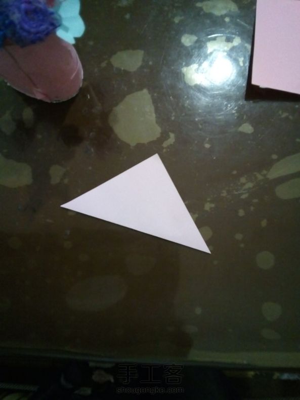 大家好，今天，我来给大家说个笑话。从前有两位新来的同学。做自我介绍。第一个同学说。大家好，我叫尤勇。我爱下棋。另一位同学上来说，大家好，我叫夏琪。我爱游泳。忽然下面响起一片热烈的掌声。