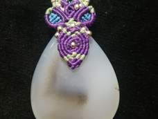 山寨和原版的区别仿手老师的吊坠扣头，多编了一圈[捂脸]，扣头有点松。不知道哪编错了，我拍个照纪念下，剪了重来，唉😔