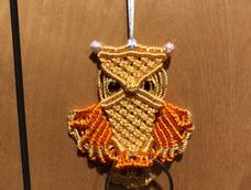 2.0的尼龙线，一边编一边散，真心不好编。翅膀少了两层，实在是橙色的线不够了。最后结果还是挺可爱的，我自己很喜欢。