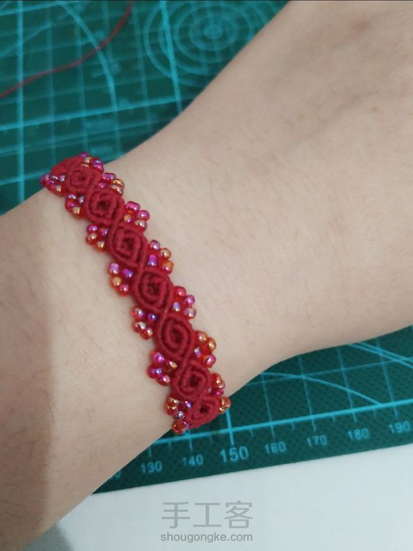 用了红色的幻彩米珠和刚收到的蜡线