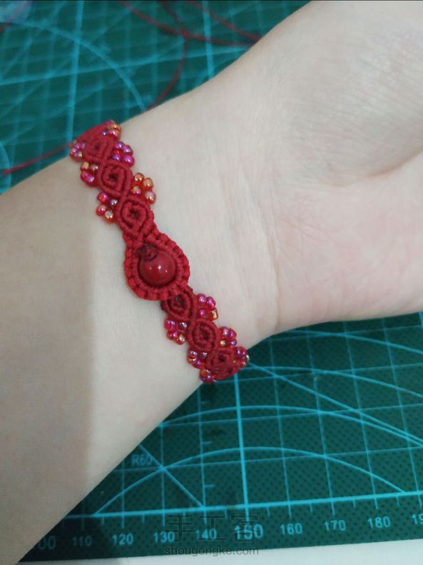 用了红色的幻彩米珠和刚收到的蜡线 第1张