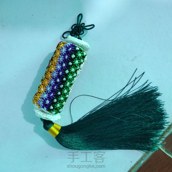 第一眼就相中老师这个万花筒了，去年开始的，今年才编好（捂脸），为此专门又自学了勾编（一个小圆片，扎了好几次手，还算成功了）。
流苏我省事了。。
谢谢老师免费发的教程。比心❤️