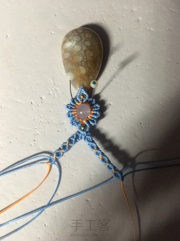 后面线不够了，另外再想办法编项链绳