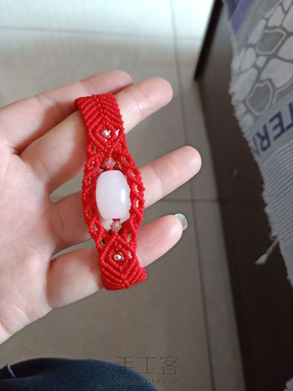 白色配大红色