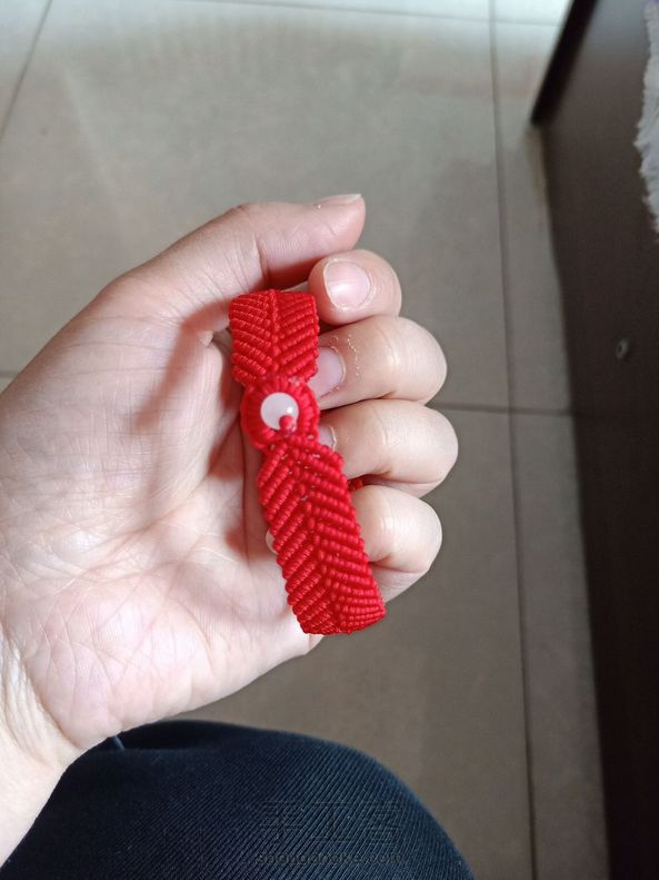 白色配大红色 第1张