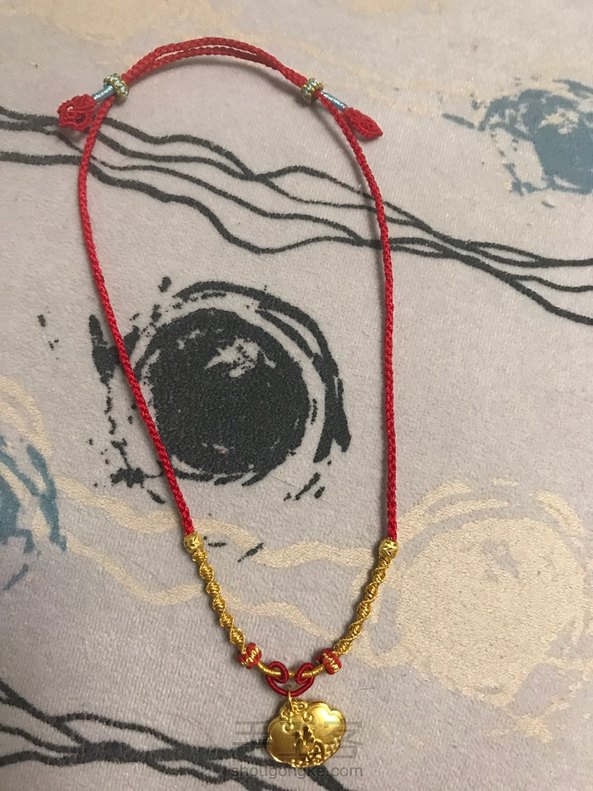 送给朋友家小孩儿的长命锁，自己做了个链儿，又配了个尾扣，自我感觉还行。