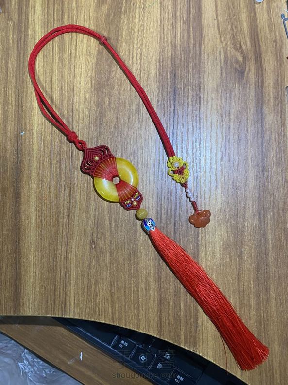 扣子被摔破了一块儿，所以用这个办法遮一下。拍照技术太差，所以看着挺丑的。取名平安如意😄