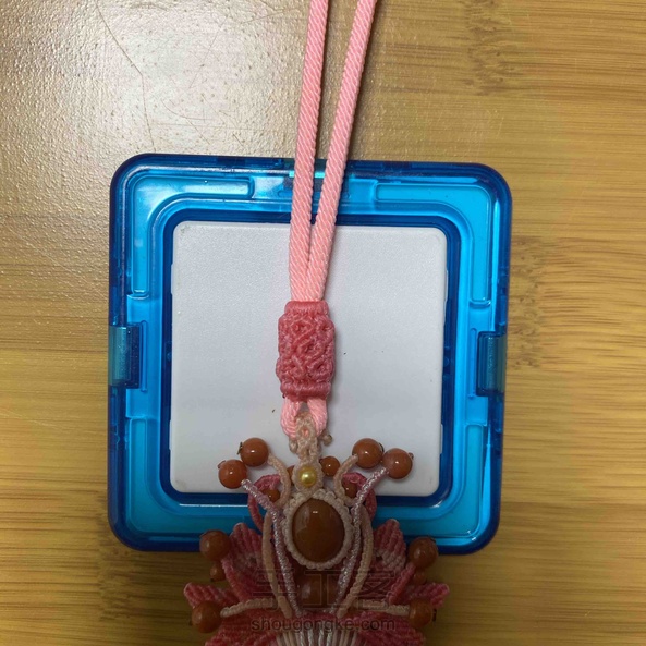 刚做的，为了不露绳子的接头。