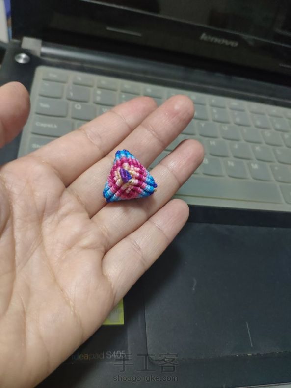 前几天群里刮起了一股粽子风，于是我也跟风做了一个。第一次做粽子，谢谢教程。 第1张