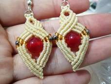 emmmmmmm，珠子用大了，所以下半部分加长了。加线的时候要注意把绕线用长的一边…（下半部分）