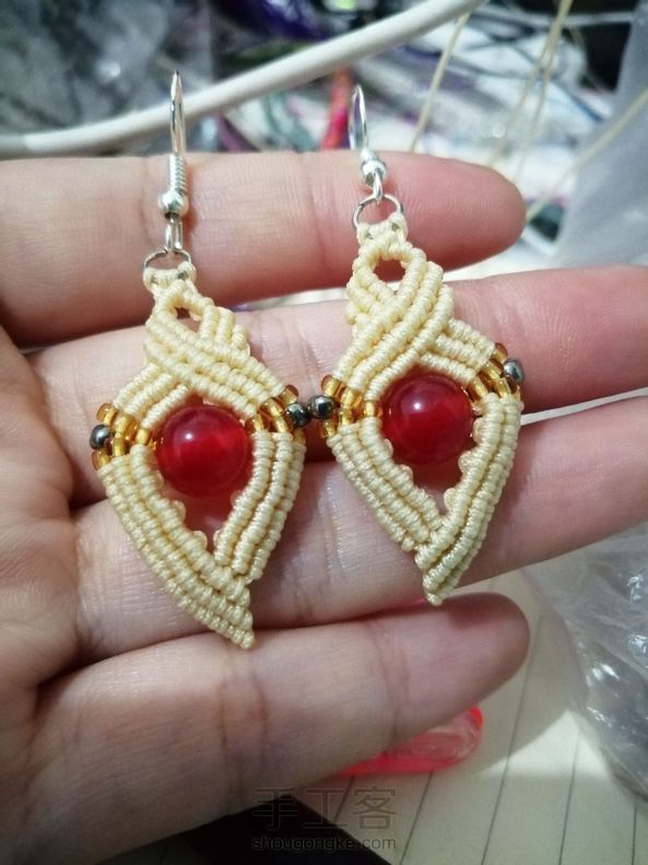 emmmmmmm，珠子用大了，所以下半部分加长了。加线的时候要注意把绕线用长的一边…（下半部分）