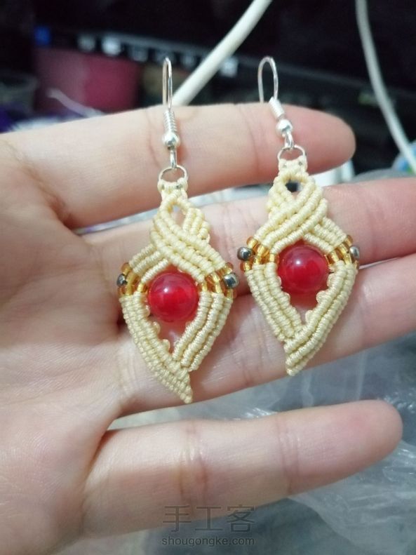 emmmmmmm，珠子用大了，所以下半部分加长了。加线的时候要注意把绕线用长的一边…（下半部分） 第1张