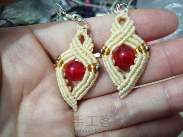 emmmmmmm，珠子用大了，所以下半部分加长了。加线的时候要注意把绕线用长的一边…（下半部分） 第2张