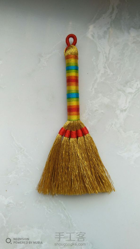 用的三股金线，200圈看起来就很饱满了，不过跟着教程的本子长度感觉绕的太长了，剪下去很长，后来把厚2cm的绕线板改成8cm的了，感觉正好。分股有点难，还没有经验，怎么分都不匀。