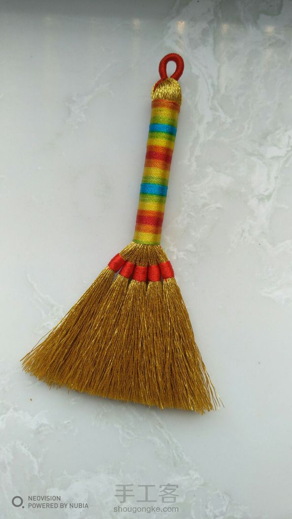 用的三股金线，200圈看起来就很饱满了，不过跟着教程的本子长度感觉绕的太长了，剪下去很长，后来把厚2cm的绕线板改成8cm的了，感觉正好。分股有点难，还没有经验，怎么分都不匀。 第1张