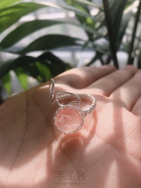 叶子太大，手指太粗～没办法，又再加工啦，加俩小珍珠遮挡一下……