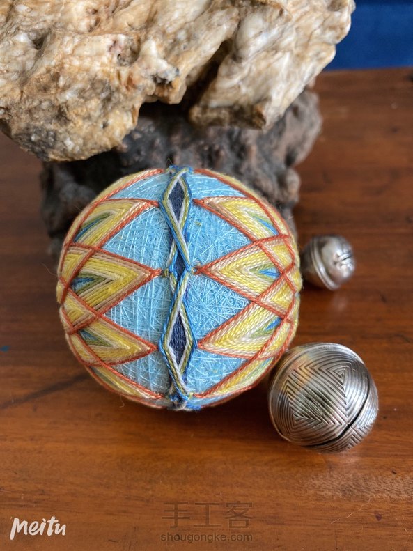 禁闭期间第四个手鞠球 没有依照原稿颜色 尝试着选择喜欢的法国画家皮埃尔博纳尔的绘画作品里色彩搭配 使用更多间色复色搭配对比 希望达到画家那种绚烂浓烈生机盎然富有光泽感的效果 不尽人意不过蛮有趣的尝试 中间花心位置我借用了一枚纽扣做标记 第2张