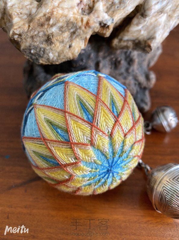 禁闭期间第四个手鞠球 没有依照原稿颜色 尝试着选择喜欢的法国画家皮埃尔博纳尔的绘画作品里色彩搭配 使用更多间色复色搭配对比 希望达到画家那种绚烂浓烈生机盎然富有光泽感的效果 不尽人意不过蛮有趣的尝试 中间花心位置我借用了一枚纽扣做标记 第3张