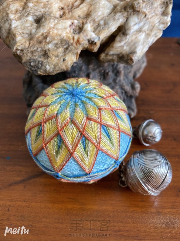 禁闭期间第四个手鞠球 没有依照原稿颜色 尝试着选择喜欢的法国画家皮埃尔博纳尔的绘画作品里色彩搭配 使用更多间色复色搭配对比 希望达到画家那种绚烂浓烈生机盎然富有光泽感的效果 不尽人意不过蛮有趣的尝试 中间花心位置我借用了一枚纽扣做标记 第4张