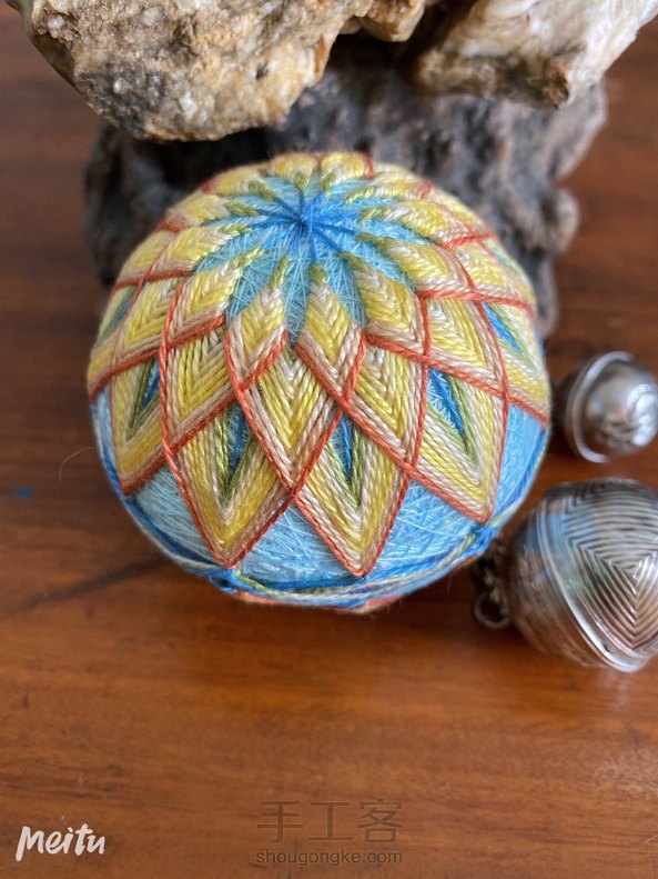 禁闭期间第四个手鞠球 没有依照原稿颜色 尝试着选择喜欢的法国画家皮埃尔博纳尔的绘画作品里色彩搭配 使用更多间色复色搭配对比 希望达到画家那种绚烂浓烈生机盎然富有光泽感的效果 不尽人意不过蛮有趣的尝试 中间花心位置我借用了一枚纽扣做标记 第5张