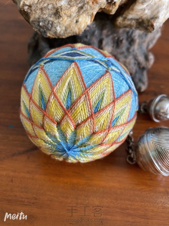 禁闭期间第四个手鞠球 没有依照原稿颜色 尝试着选择喜欢的法国画家皮埃尔博纳尔的绘画作品里色彩搭配 使用更多间色复色搭配对比 希望达到画家那种绚烂浓烈生机盎然富有光泽感的效果 不尽人意不过蛮有趣的尝试 中间花心位置我借用了一枚纽扣做标记 第6张