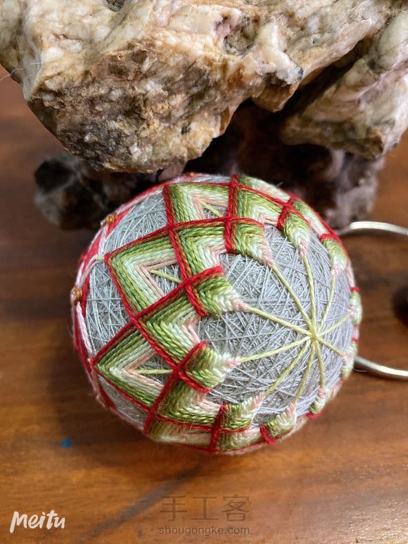 第五个手鞠球 图案不难 中间彩带改了改 还好吧 第3张