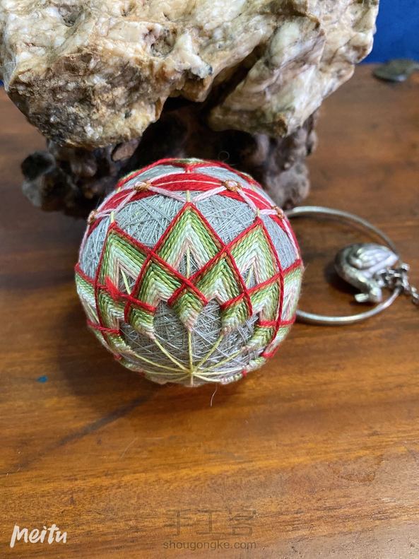 第五个手鞠球 图案不难 中间彩带改了改 还好吧 第4张