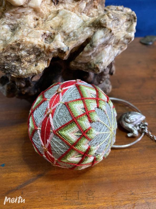 第五个手鞠球 图案不难 中间彩带改了改 还好吧 第6张