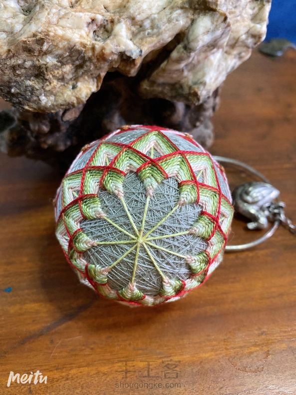 第五个手鞠球 图案不难 中间彩带改了改 还好吧 第7张