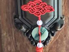 第一次完成挂件类型的编织,学会了小耳朵的编织应用,但小问题还是有结和结之间有点不均匀,看起来过渡不自然,后面要继续练习