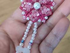 很漂亮,感谢老师分享的教程,刚开始线选错了用的扁蜡线,导致花瓣上面有很多小孔,之后补救了一下串了一些珠子,成品很喜欢。