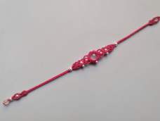 根据小菜小菜老师的《秀气珍珠手绳教程》改编的红手绳，用的小粉晶圆蛋面和银珠。感谢分享～