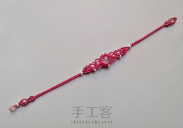根据小菜小菜老师的《秀气珍珠手绳教程》改编的红手绳，用的小粉晶圆蛋面和银珠。感谢分享～