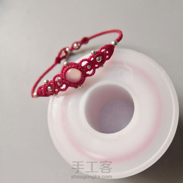 根据小菜小菜老师的《秀气珍珠手绳教程》改编的红手绳，用的小粉晶圆蛋面和银珠。感谢分享～ 第1张