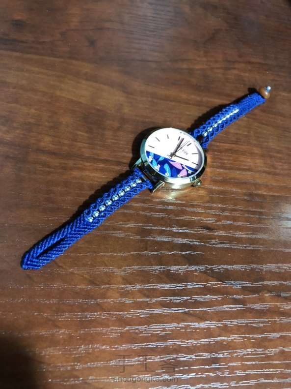 女儿的粉色皮表带剪掉，编了绳子的，感谢教程，挺美