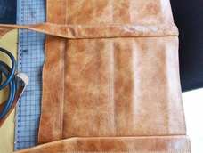 正常下料，打斩，安装拉链，脚钉，缝合。需要的只是时间的沉淀，让心慢下来。